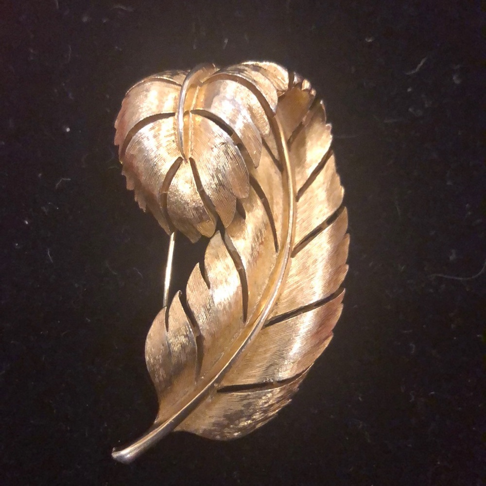 Vintage Crown Trifari Gold Tone Leaf Brooch